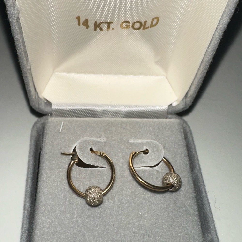 14K Gold Hoop Earrings with Textured Bead Accent – Classic & Elegant ✨